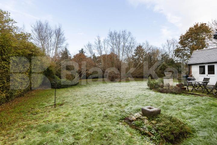 A elegant and historic 16th century detached house on an exclusive street   Totteridge Common, Highwood Hill
